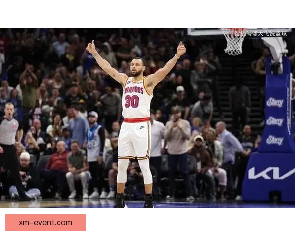 库里晒图致敬父亲球衣退役开创者的球衣永远悬挂球馆穹顶